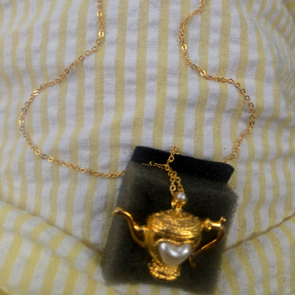 Elegant Gold Teapot Pendant Necklace